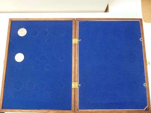 Solid Oak Coin Cabinet. Coin Holder or Case. Large with plush sides and divider. Excellent Condition